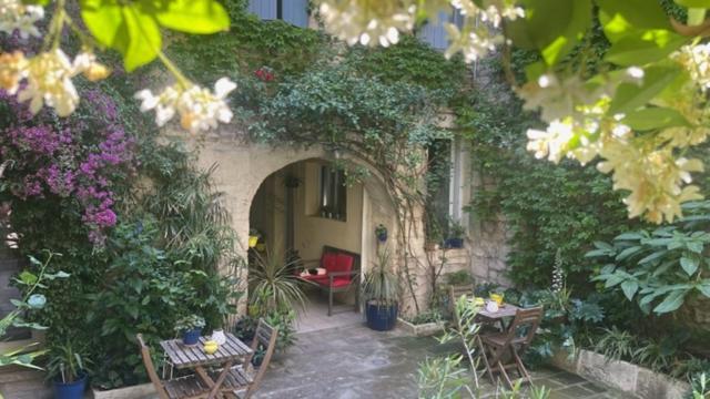 Le Rouget Lägenhet Beaucaire  Exteriör bild